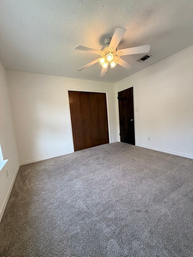 Building Photo - 513 Landview Dr