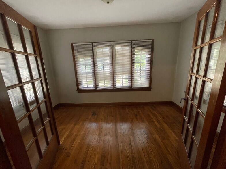 Bonus 3rd bedroom / sun room - 2777 N 48th St