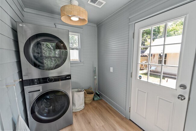 Building Photo - Charming Parkside 2-Bedroom Home Near Daffin Park with Fenced Yard & Patio