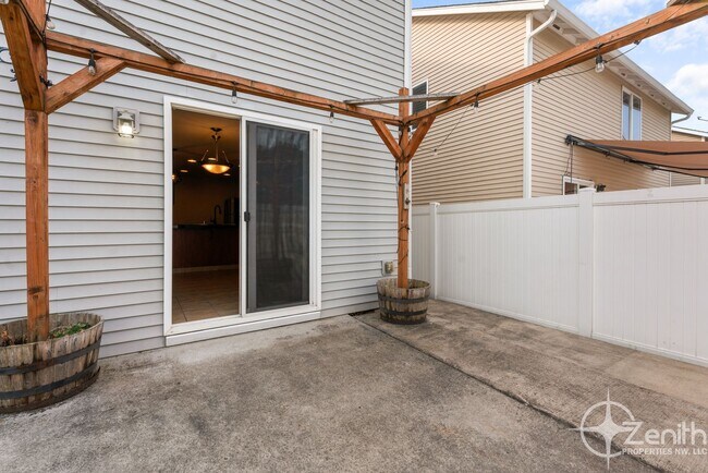 Building Photo - HALF OFF 2ND MONTHS RENT! Fully Updated 4 ...