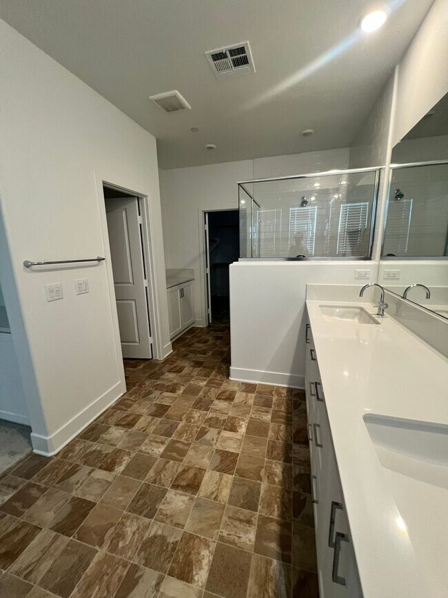 Building Photo - Camarillo - Newer 4 bedroom, 3.5 home