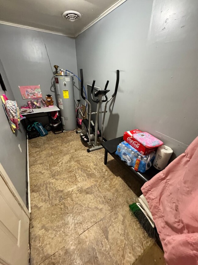 Building Photo - Cozy 3 bed 1 bath w Central HVAC