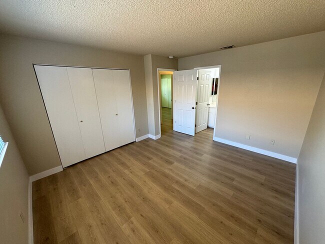Building Photo - 3 bedroom 2 bathroom | House in Tahoe Park