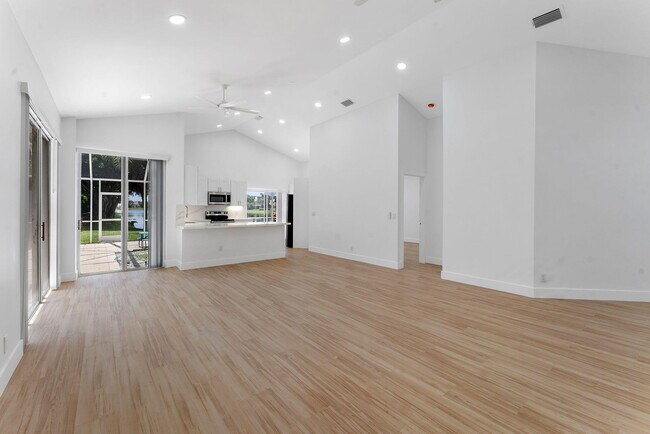 Building Photo - 897 Dickens Pl