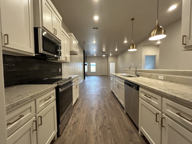 Building Photo - Brand New Duplex in Frenship East!