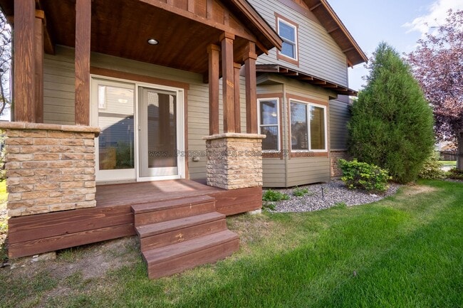 Building Photo - Looking for Air Conditioning? - 4 Bed 2.5 Bath upgraded townhome