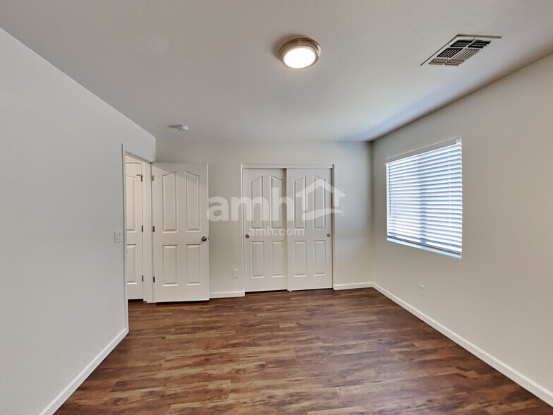 Building Photo - 521 E Harold Dr