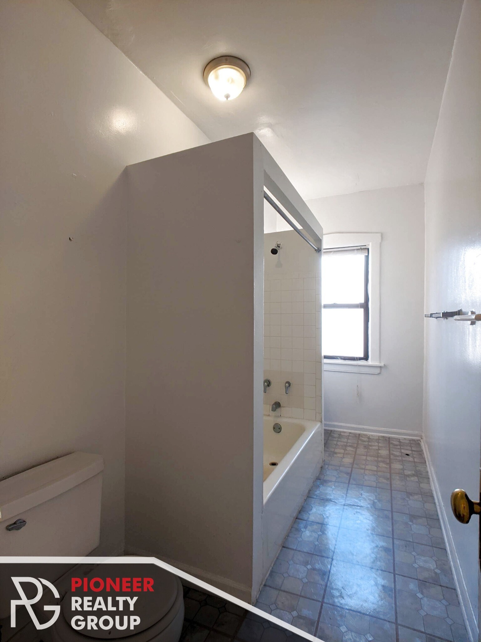 Building Photo - 822 W Waveland Ave