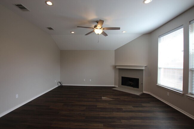 Building Photo - Stunning 3 bed 2 bath in Whitehouse ISD!