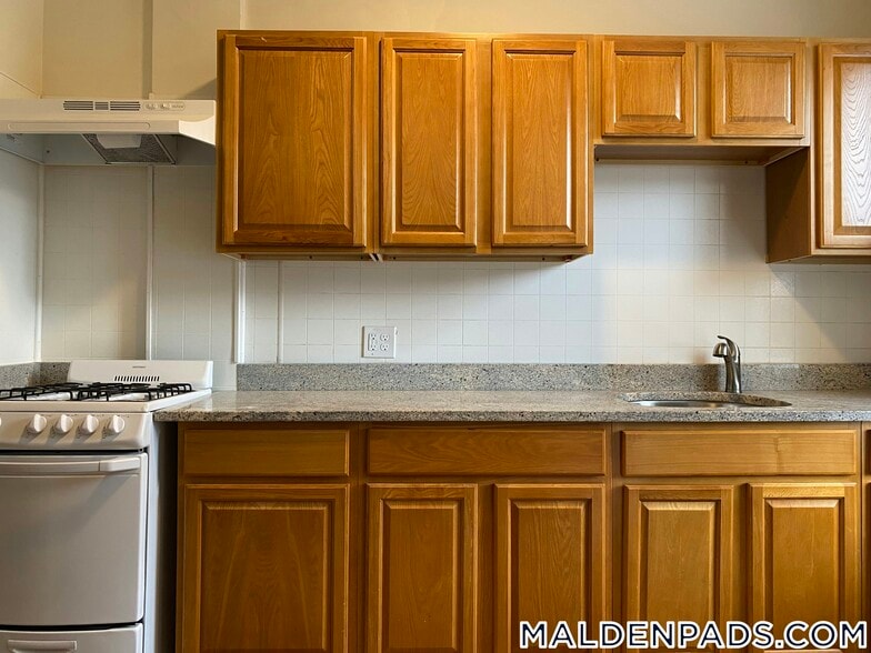 Building Photo - 90 Maple St