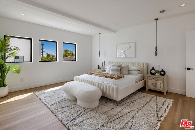 Building Photo - 1247 1/2 W Bellevue Ave