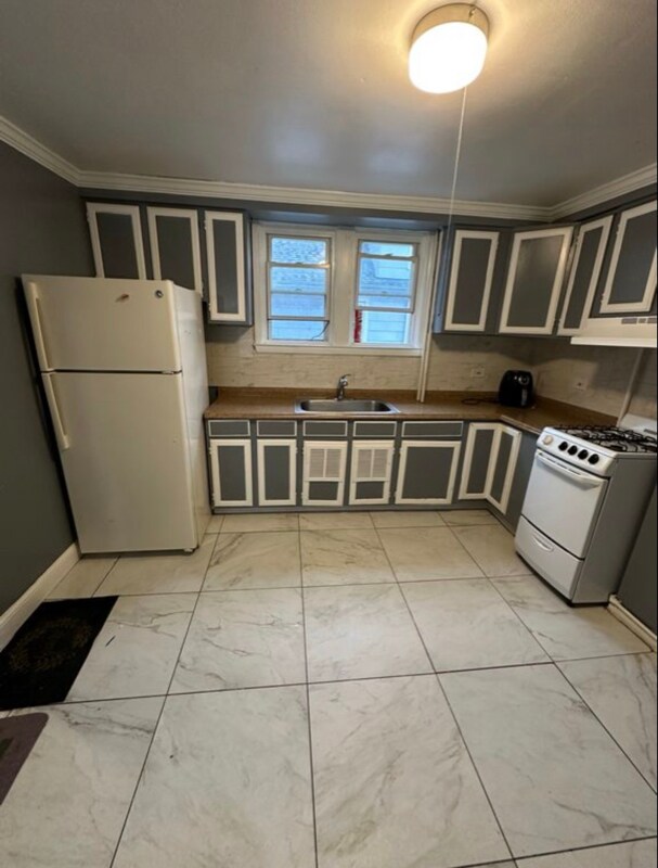 Building Photo - 296 Tolland St