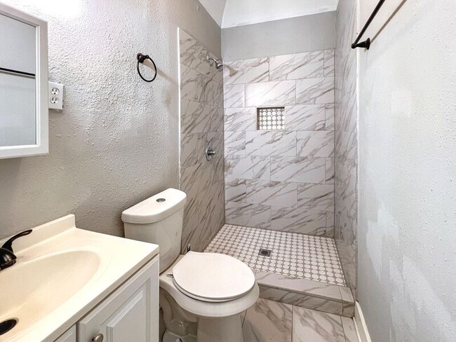 Building Photo - 1215 W 22nd St