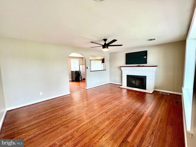 Building Photo - 504 Walnut Dr