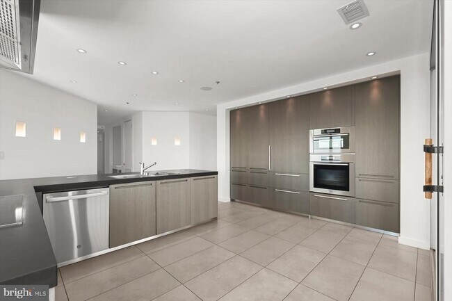 Building Photo - 100 Harborview Dr