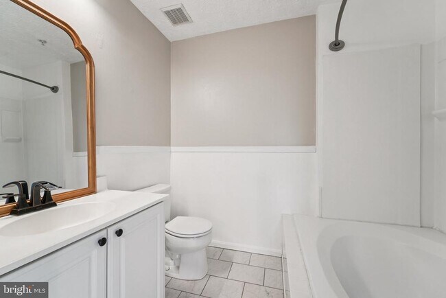 Building Photo - 2444 Blue Spring Ct