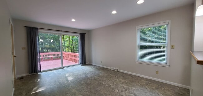 Building Photo - 4 Bedroom Parsonage Property 1 Mile to Fra...