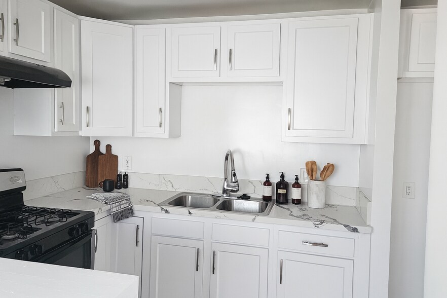Staged Kitchen - 1518 W 85th St