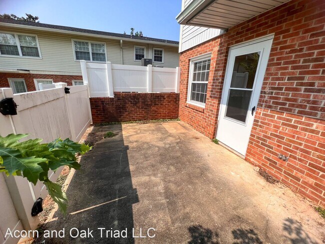 Building Photo - 2 br, 2.5 bath House - 4746 Champion Court