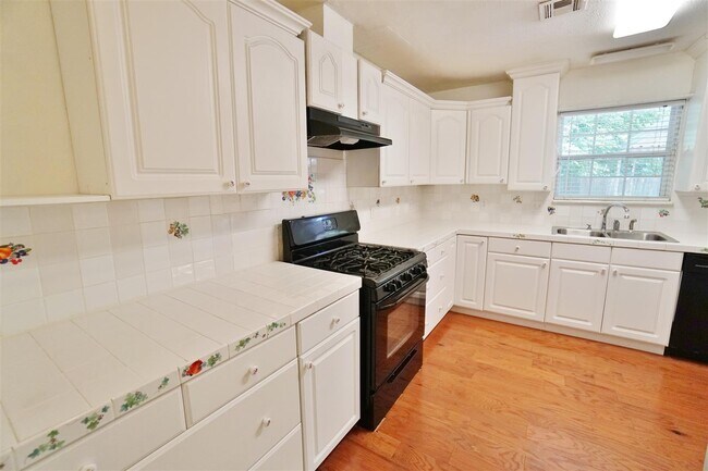 Building Photo - Cute 3 bed, 2 bath home near campus