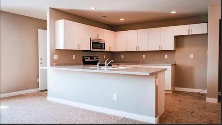 spacious kitchen - 1043 North Ave