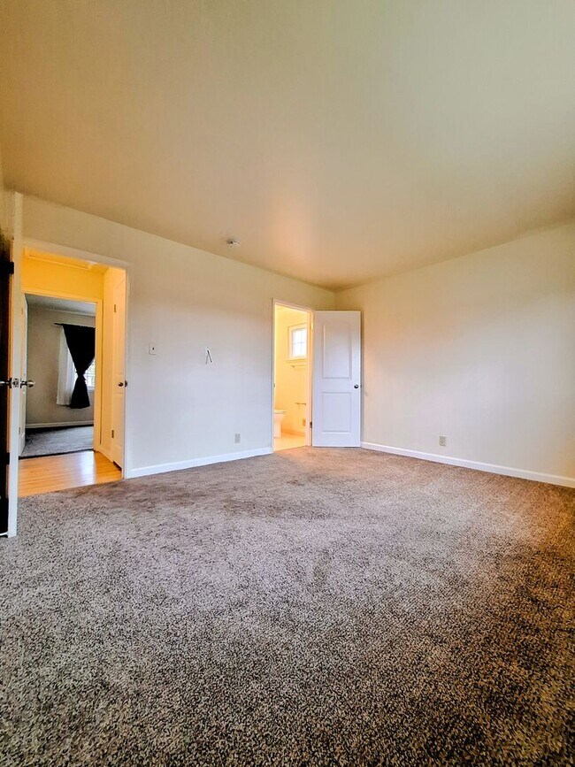 Building Photo - Charming Single Story 3bd House with Large Yard!