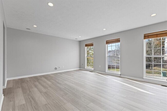 Building Photo - 700 Bush Dr