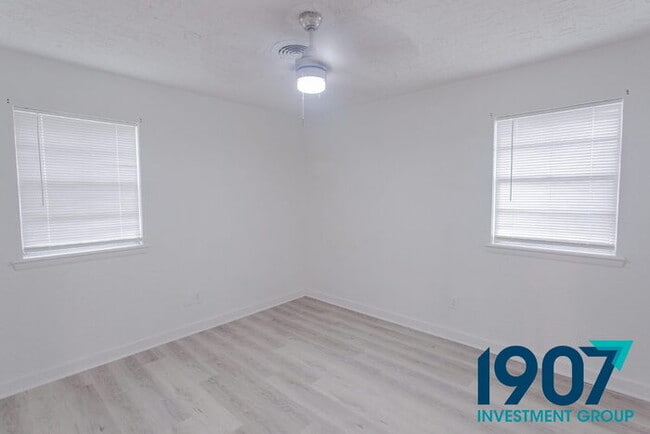 Building Photo - Charming Brick Home with Modern Updates and Large Backyard in Norman!