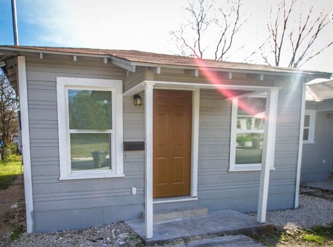 Building Photo - 934 Poinsettia St