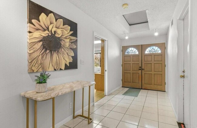 Building Photo - 3 bedroom, 3 bath home in the heart of San...