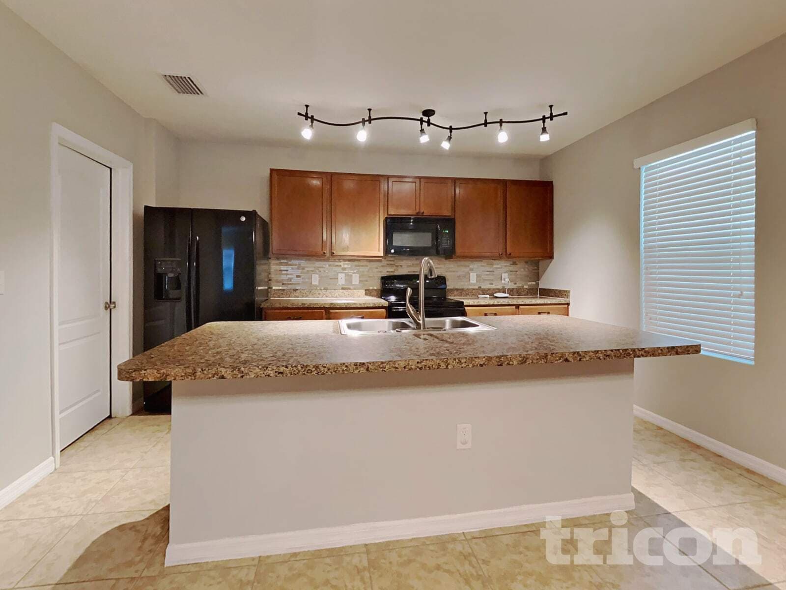 Building Photo - 3799 Crossline Dr