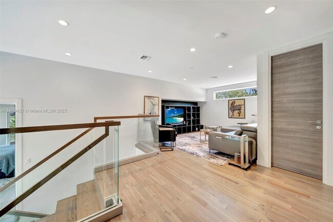 Building Photo - 544 N Victoria Park Rd