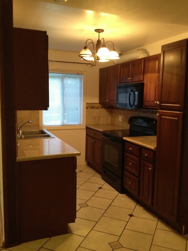 Kitchen - 400 N Acacia Ave