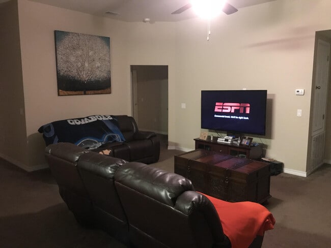 Building Photo - 8173 Verdura St