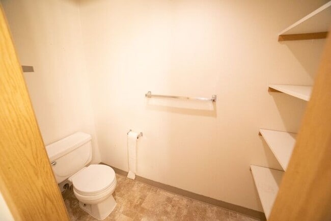 Building Photo - Townhome with Fresh Updates!!