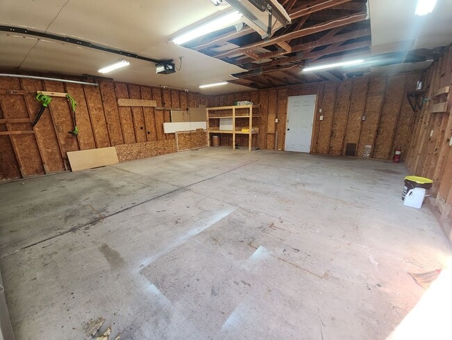 Building Photo - Family-Friendly 3BR Ranch with Home Office...