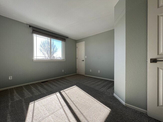 Building Photo - 4-Bedroom Gem in Erie: Modern Luxury, Ideal Space! Available March