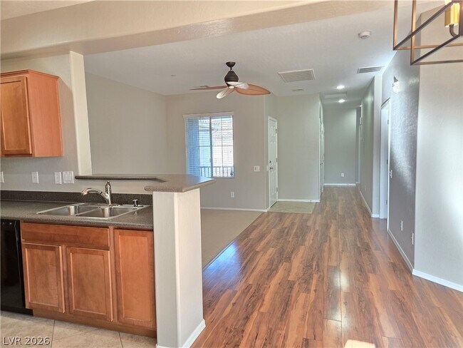Building Photo - 6868 Sky Pointe Dr