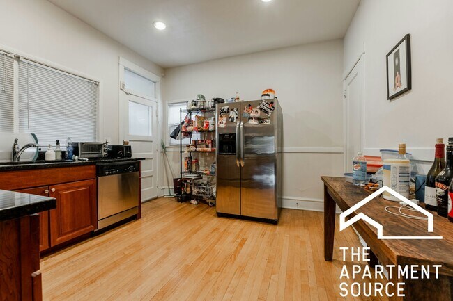 Building Photo - 3010 N Greenview Ave