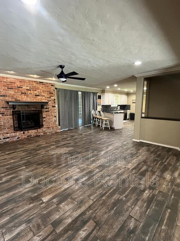 Building Photo - 412 S Country Club Road