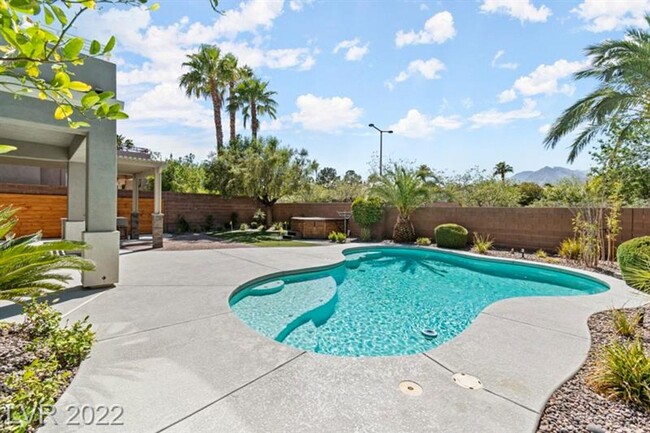Building Photo - Recently remodeled 5 BEDROOMs/4 bathrooms,...