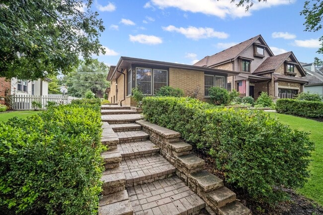 Building Photo - 421 N Elm St