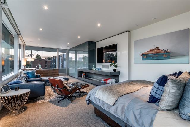 Building Photo - 2300 N Carroll Ave