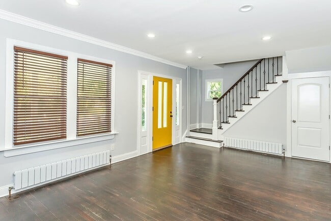 Building Photo - 10 Dosoris Way