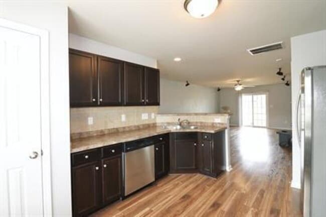 Building Photo - 198 Collinwood Dr