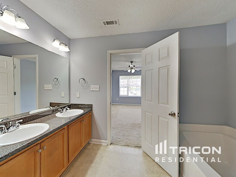 Building Photo - 4864 Sierra Way