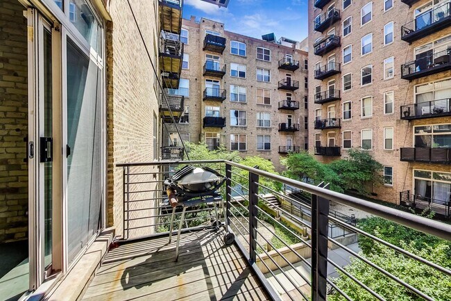 Building Photo - 420 S Clinton St