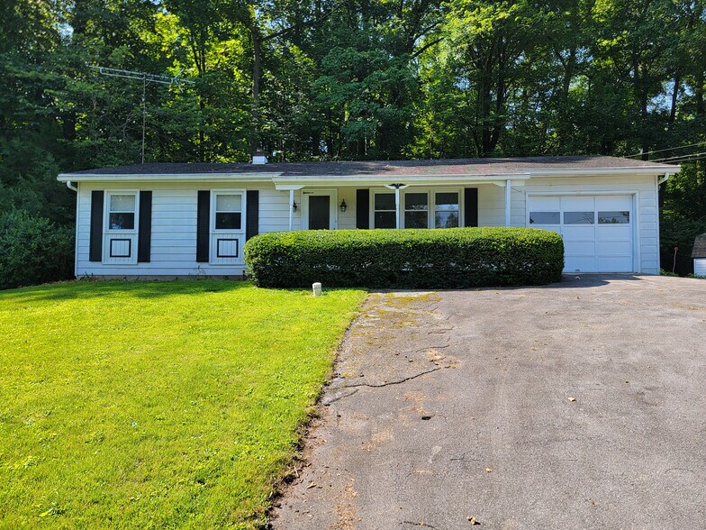 Primary Photo - 661 Lauschtown Rd