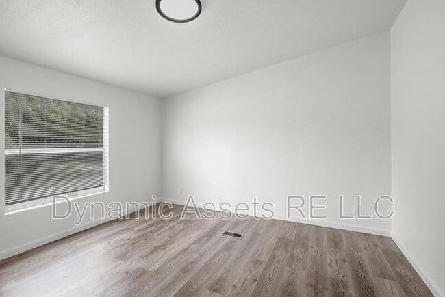 Building Photo - 403 N Walnut St