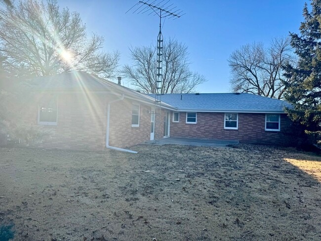 Building Photo - 4 bed, 2 bath acreage in Pickrell area